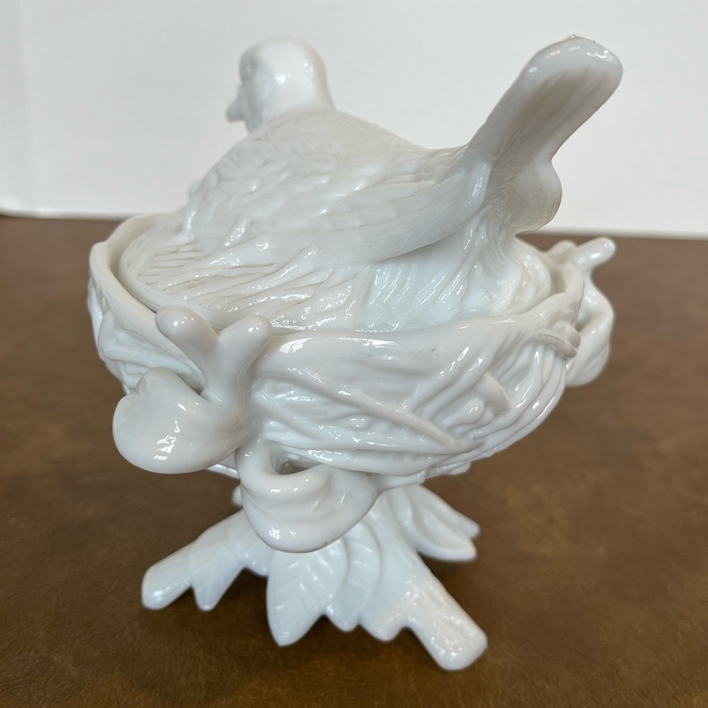 Vintage Westmoreland Milk Glass Bird in Nest Covered Candy/Trinket Dish - Picture 4 of 9
